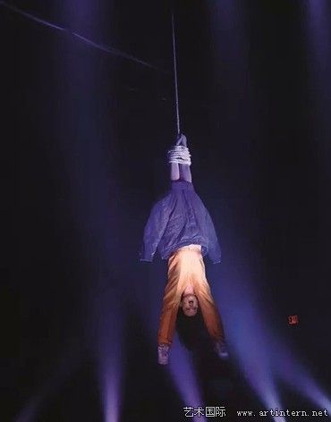 2013年，托里·瓦恩斯(Tori Wranes)在Performa双年展上演《是的Nix》