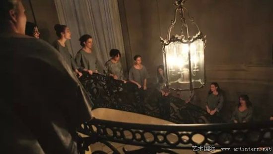 2013年，凯利·斯普内(Cally Spooner)在Performa表演行为艺术《而且你曾经很精彩》