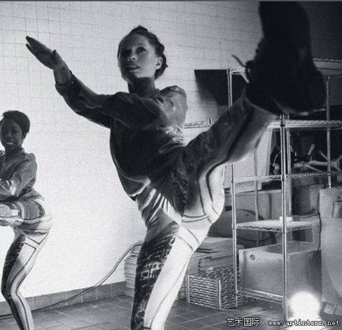  [e8bd19e6ca69e04558d8be7ea1daacb4.jpg] 11年前的2004年，南非艺术家罗丝莉为了“保存”这种短暂的行为艺术，成立了Performa机构，如今它变成了行为艺术的先锋和后盾，也吸引了好莱坞、格莱美、建筑界的多样跨界。行为艺术不再是宣泄的途径，更变成了一种精神的磁石。