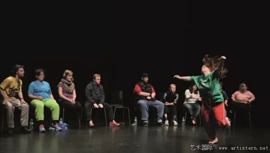 2013年，艺术家杰罗姆·贝尔(Jerome Bel)于纽约Hora剧院上演《残疾剧院》