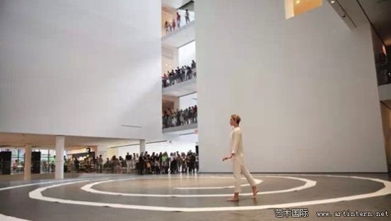 2014年8月17日，詹姆斯·李·拜阿斯(James Lee Byars)在纽约现代美术馆上演《一英里长卷纸的路》