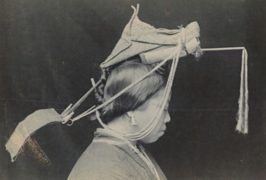 戴着节日的喜庆头饰的“狗脸”(畲族)女人，1896.