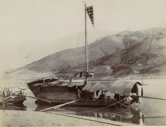 伊莎贝拉的重约20吨的“小屋船”。