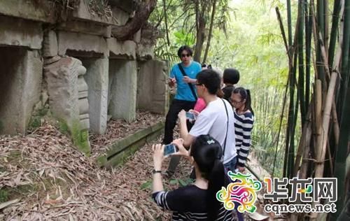 考古人员和市民一起走进遗址现场。 重庆市文化遗产研究院供图 华龙网发