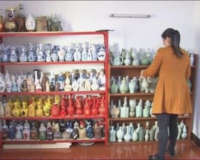 侯梅收藏的酒瓶。范敬玄 摄