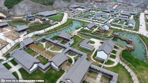 将于5月开园的春苑占地面积最大，由45个代表各式园林精品的景园构成，包括皇家建筑、官家建筑、商家建筑和民间建筑等。其余园区计划于2016年底全部建成。