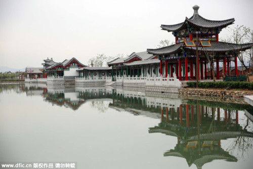 4月15日，按1:1的比例恢复了北京圆明园95%的建筑群占地6200多亩，投资预计300 亿元。