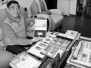 信宝忠和他收藏的站台票。本报记者 红珊 摄