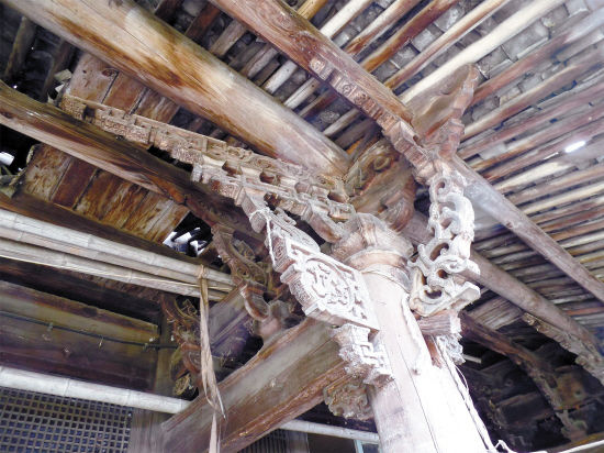 古宅梁柱已破损移位。