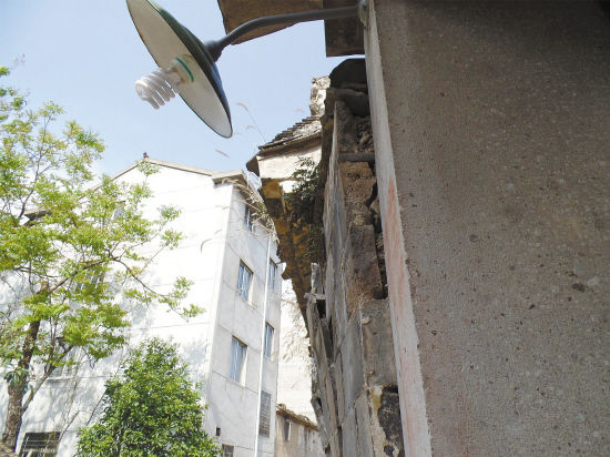 古宅围墙已倾斜。