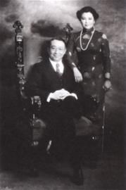 1983年的表叔王建民和夫人吴盈钿，王建民是三舅公王云程与荣卓霭之子