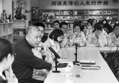 传统文化课 马未都走进中学讲收藏