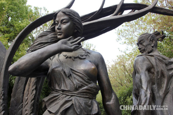 图为雕塑被游客摸得蹭光发亮。