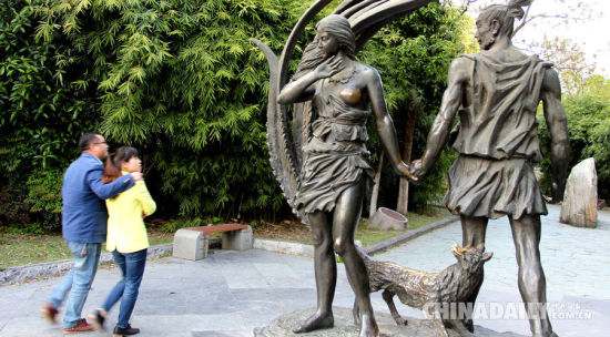 图为雕塑被游客摸得蹭光发亮。