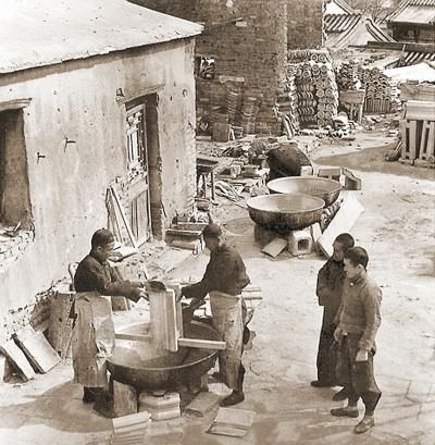 ▲为板瓦施釉。