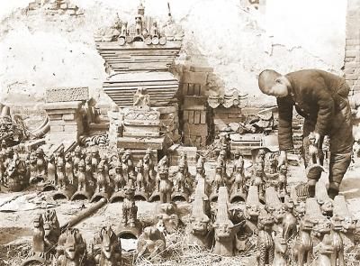 ▲逐个擦拭烧制成功的琉璃瓦。