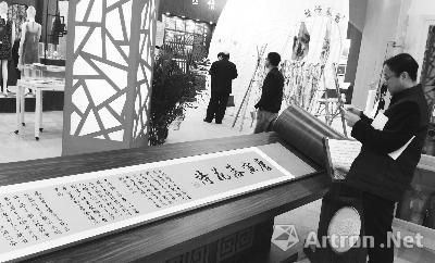 观众欣赏真丝织锦《唐寅落花诗卷》