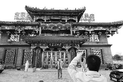 刘老根会馆门前的泥塑(画圈处)被指“不雅”图/CFP