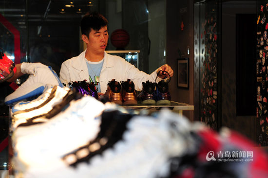 在车行里，辛悦帅正在布展，准备举办鞋展。（孙志文 摄）