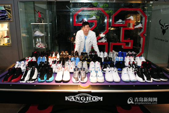 在车行里，辛悦帅正在布展，准备举办鞋展。（孙志文 摄）