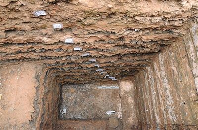 故宫慈宁花园东考古发现的建筑夯土基础，这里被推断为故宫最早建筑