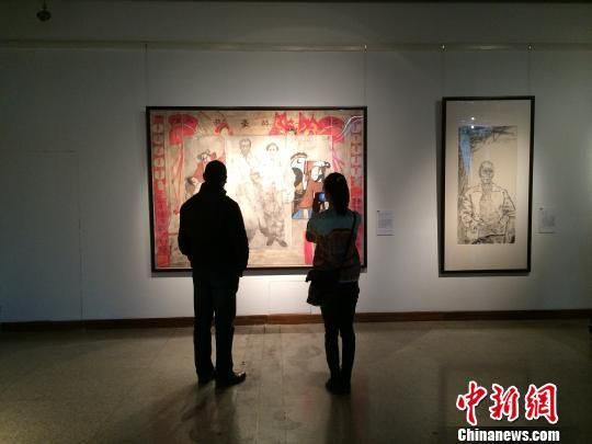 图为民众在欣赏作品。　谢盼盼　摄
