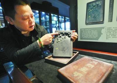 4月9日，湖南文物商店，收藏家莫俊海向记者介绍月朗星明砚台。