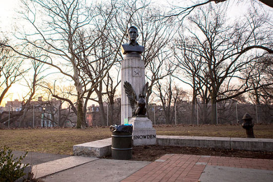斯诺登雕像