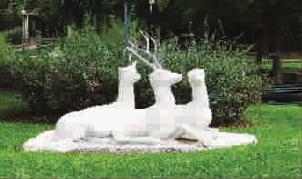 ■ 巴塞罗那街头的“三阳开泰”，中国文化主题却带着浓浓的西洋味儿，颇有文化交融的意思