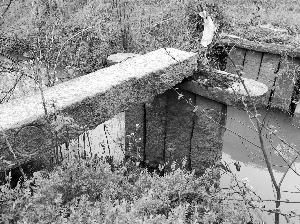 　古桥中间条石已经被卖掉