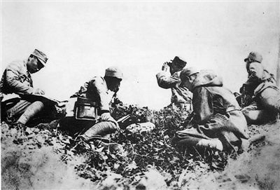 平型关大捷著名照片：《林彪和聂荣臻指挥平型关战役》