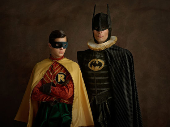 两个戴面具的男人(罗宾和蝙蝠侠)