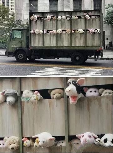 班克斯2013年新作 屠宰车载萌人小动物招摇纽约街头