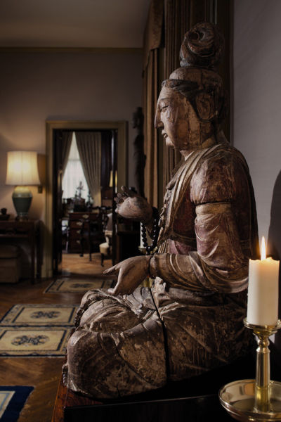 　　“宋/金木雕彩绘菩萨坐像”也是本场拍卖的焦点之一。最终，这件坐像以 140 万美元收槌