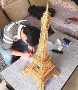 小伙用200根烤串竹签造埃菲尔铁塔近1米高(图) 