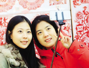 现在越来越多的人热衷使用自拍杆拍照。摄影吴迪