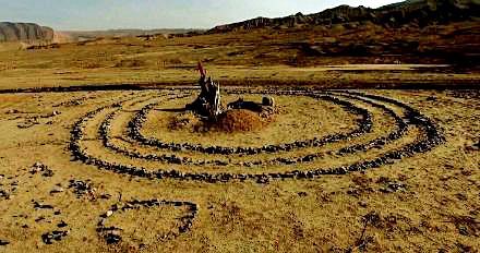   “央视新闻”微博中关于“新疆神秘‘怪石圈’”的图片（据新浪微博）