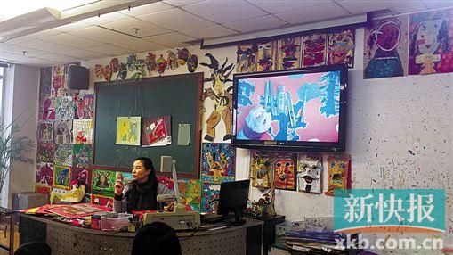 关小蕾老师在上美术课。