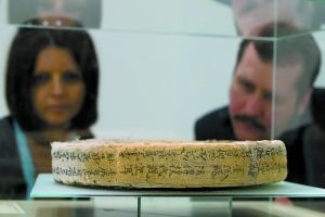 　⑤ 坐垫上写有“六全祖师”字样