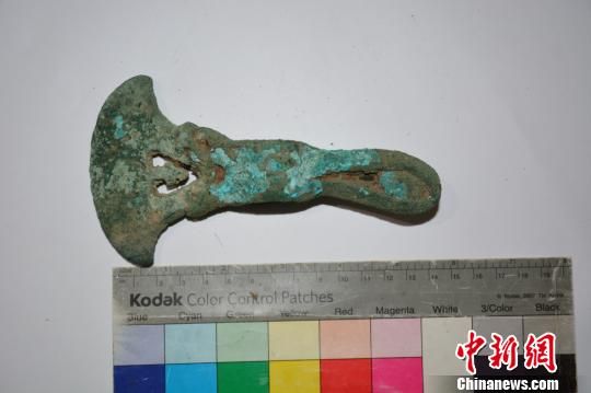 图为近日从若羌县米兰遗址出土的罕见青铜器。　廖斌　摄