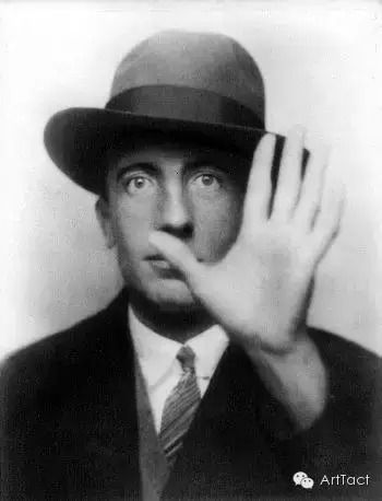 保尔·艾吕雅，法国诗人 达达运动和超现实主义运动的重要人物