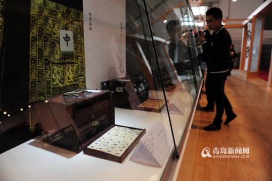 3月26日，全国工艺品交易会“麻将博物馆”展区展示了十几副古董麻将，其中最古老的麻将有近百岁“高龄”。