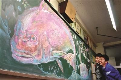 日本大学生用粉笔画“占领黑板”