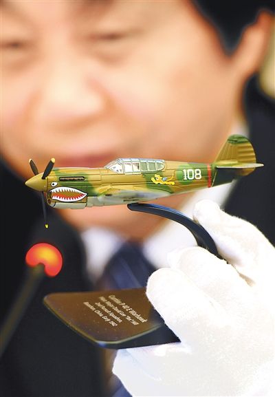 鲁照宁捐赠的当年美国陆军航空队的飞机模型。