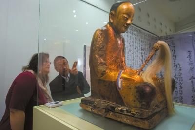 3月3日在匈牙利自然科学博物馆拍摄的专家研究僧人肉身宝像的资料照片。新华社发