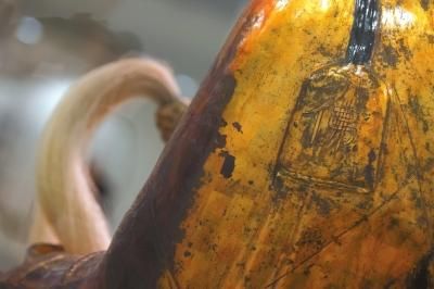 3月3日,在匈牙利自然科学博物馆拍摄的僧人肉身宝像局部的资料照片，宝像上刻有一个“佛”字。　　新华社发