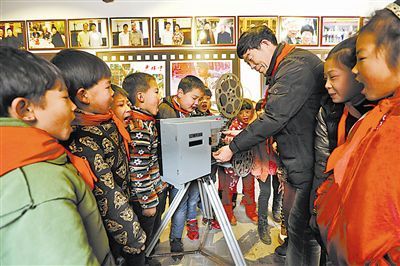 驻地小学生参观燕赵红色文化收藏馆。