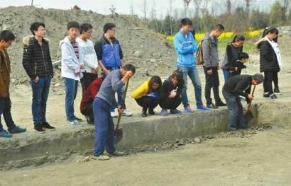 15日，工作人员在考古现场进行发掘，大学生们现场上起了考古课。
