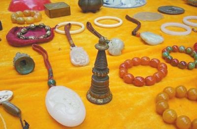 各类珠串坠饰也是新老混杂