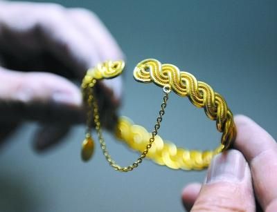 58岁非遗传人制作花丝镶嵌黄金手镯 流行于20年前